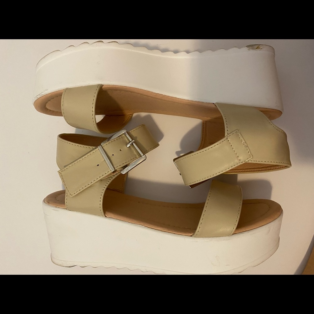 BARELY WORN CREAM/WHITE PLATFORM WEDGES SIZE 7